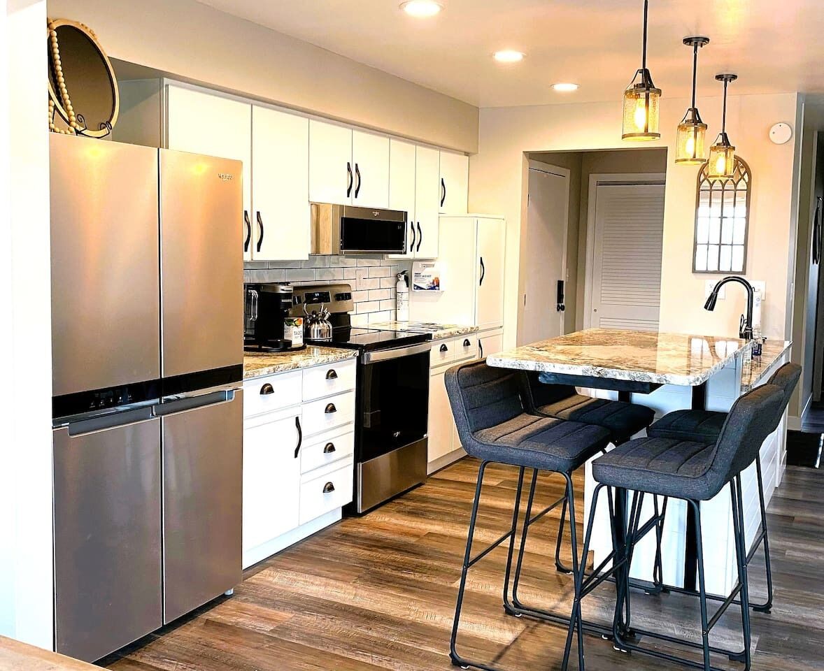 Een koelkast, een magnetron, een oven, een kookplaat