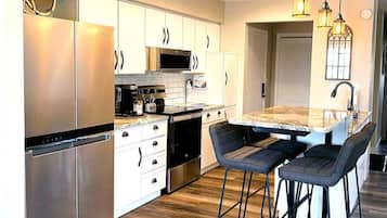 Een koelkast, een magnetron, een oven, een kookplaat