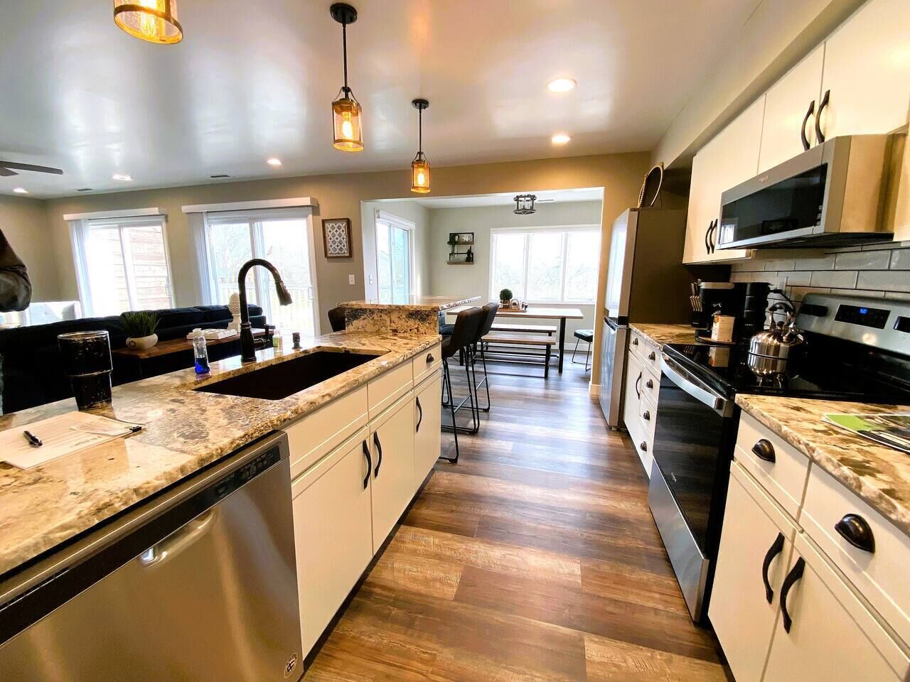 Een koelkast, een magnetron, een oven, een kookplaat