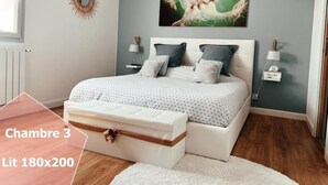 A bedroom with a bed, bedside tables, a nightstand, a mirror, and a painting on the wall. - ☀︎ Quiet house - 5min from Cognac - 1/8 pers ☀︎ (Cherves-Richemont)