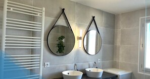 Bathroom - ☀︎ Quiet house—5 minutes from Cognac—sleeps 1–8 ☀︎ (Cherves-Richemont)