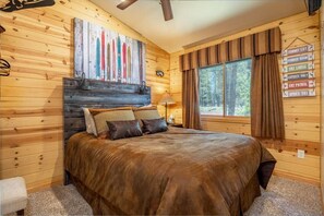2 bedrooms, WiFi, bed sheets - Riverfront Retreat (Cabin 100) (Greer)