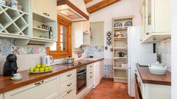 Kühlschrank, Mikrowelle, Ofen, Geschirrspüler