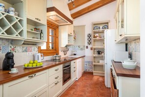 ثلاجة، ميكروويف، فرن، غسالة أطباق