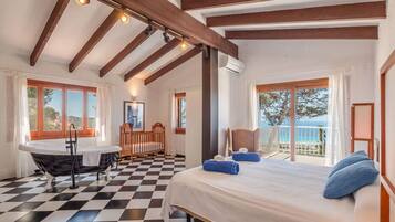 5 bedrooms, iron/ironing board, free WiFi, bed sheets