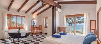 5 bedroom villa with stunning sea views