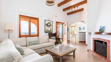 Een televisie en een open haard