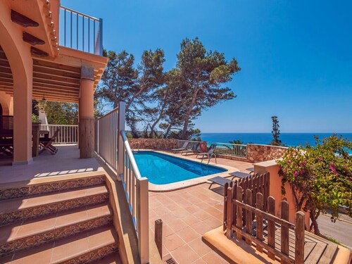 5 bedroom villa with stunning sea views