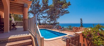 5 bedroom villa with stunning sea views