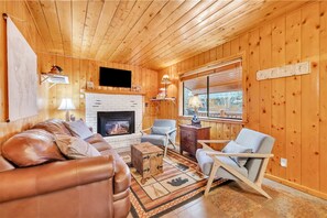 TV, fireplace - Monteverde Getaway (Cabin 106) (Greer)