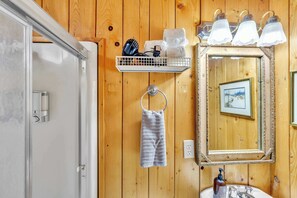 Bañera, secador de pelo, toallas y champú