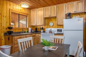 Fridge, microwave, oven, stovetop - Monteverde Getaway (Cabin 106) (Greer)