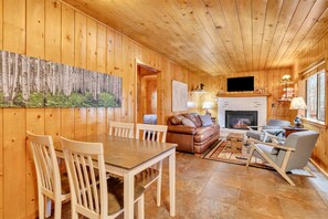 Una televisión, una chimenea