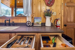 Tina, secadora de cabello, toallas, shampoo 