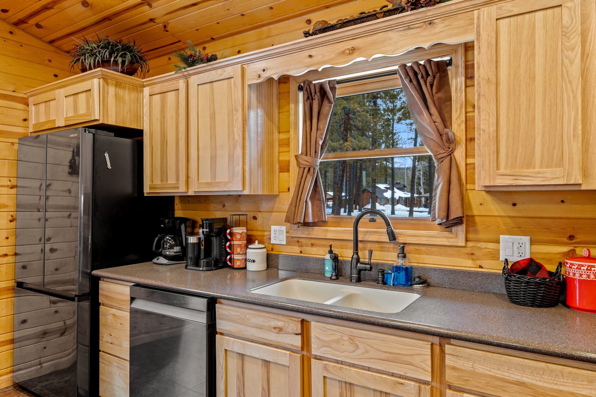 Réfrigérateur, micro-ondes, plaque de cuisson, lave-vaisselle