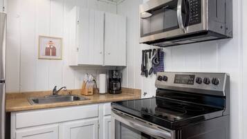 Køleskab, mikrobølgeovn, ovn, kogeplade