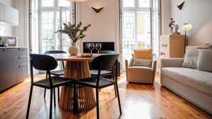 Design-huoneisto, 1 makuuhuone, parveke, kaupunkinäköala (Free Parking) | Yksityinen keittiö | Espressokone, jääkaappi, mikroaaltouuni, liesi