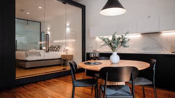 Departamento de diseñador, 1 habitación, balcón, vista a la ciudad (Free Parking) | Cocina privada | Refrigerador, microondas, parrilla de estufa y lavavajillas