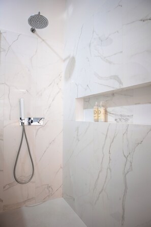 Departamento de diseñador, 1 habitación, balcón, vista a la ciudad (Free Parking) | Baño | Amenidades de baño gratuitas, secadora de cabello, toallas, shampoo 