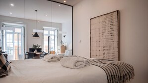 Design-huoneisto, 1 makuuhuone, parveke, kaupunkinäköala (Free Parking) | Ylelliset vuodevaatteet, memory foam -patjalliset sängyt, työpöytä