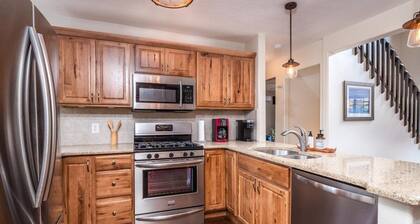 All Seasons Chalet- Beautiful cabin in Divide, CO!