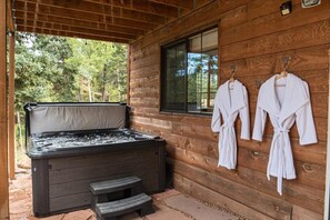 Outdoor spa tub - All Seasons Chalet- Beautiful cabin in Divide, CO! (Divide)