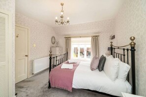 Iron/ironing board, free WiFi, bed sheets