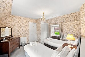 Bügeleisen/Bügelbrett, Reisekinderbett, kostenloses WLAN, Bettwäsche
