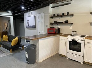 The Loft Mini Kitchen  - The Little Industrial Loft- Near ATL Airport Sleeps 3 (East Point)
