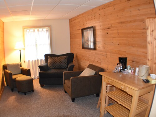 Cozy 2 bedroom suite with living room. Close to hiking trails, ski resorts and family parks!