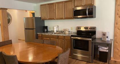 Cozy suite with fireplace. Close to hiking trails, ski resorts and family parks!