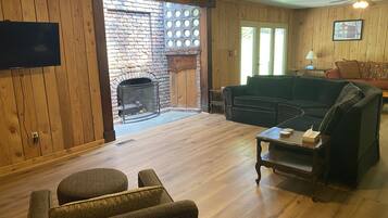 TV, fireplace