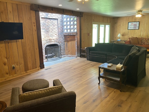 Cozy suite with fireplace. Close to hiking trails, ski resorts and family parks!