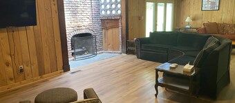 Cozy suite with fireplace. Close to hiking trails, ski resorts and family parks!
