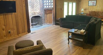 Cozy suite with fireplace. Close to hiking trails, ski resorts and family parks!
