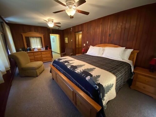 Welcoming king bed studio suite with split bathroom. Close to hiking trails, ski resorts and family parks!