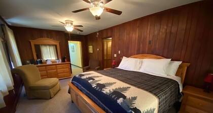 Welcoming king bed studio suite with split bathroom. Close to hiking trails, ski resorts and family parks!