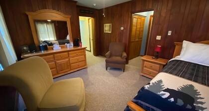 Welcoming king bed studio suite with split bathroom. Close to hiking trails, ski resorts and family parks!