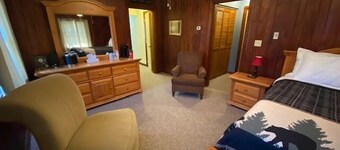 Welcoming king bed studio suite with split bathroom. Close to hiking trails, ski resorts and family parks!