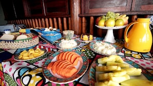 A table with various food items and a yellow kettle. - Clara Lua Suites (Ipojuca)