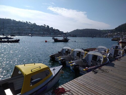 238 Norton Park, Dartmouth 2 bed chalet with free parking and prime location
