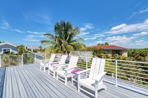 BBQ/picnic area - AMI Gulf Lookout-views Of The Gulf From Every Room-rooftop Terrace (Bradenton Beach)