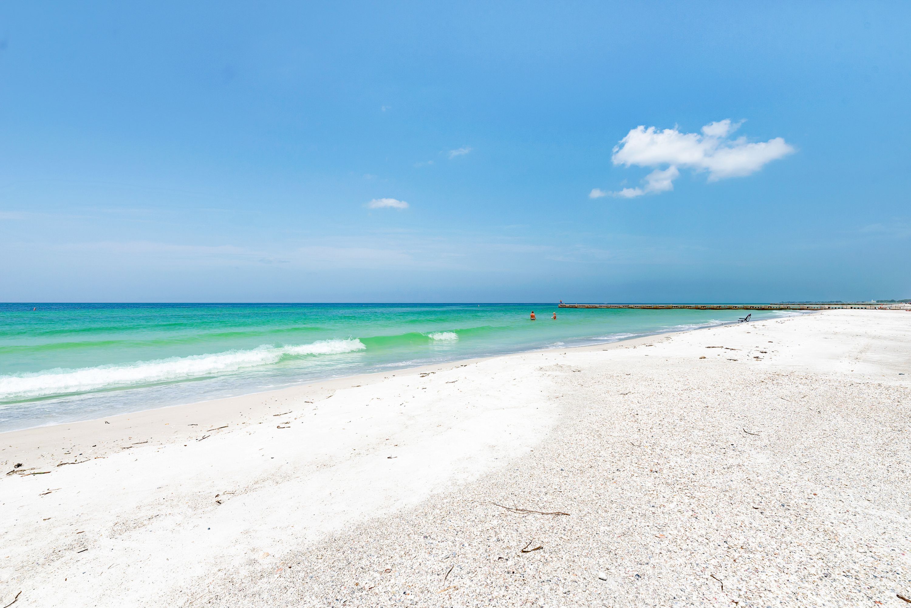 Una playa de arena blanca y agua turquesa.