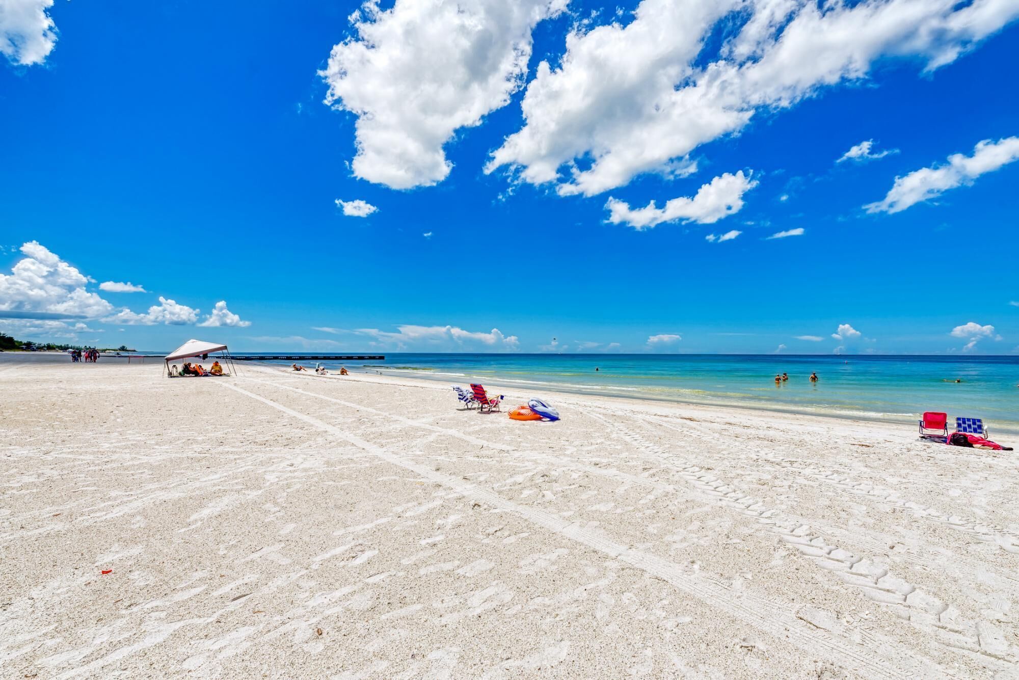 Nær stranden, hvit sand og strandbar