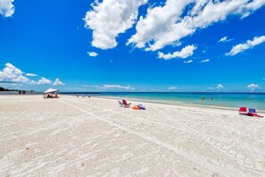 Nära stranden, vit sandstrand och strandbarer