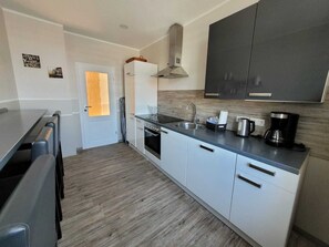 Kühlschrank, Mikrowelle, Herdplatte, Geschirrspüler