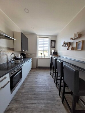 Kühlschrank, Mikrowelle, Herdplatte, Geschirrspüler