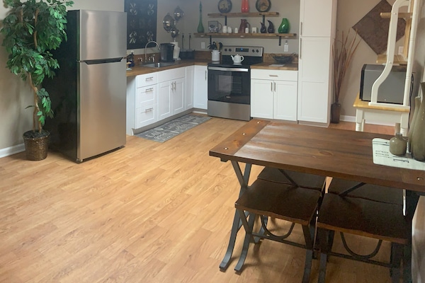 Kjøleskap, mikrobølgeovn, ovn og kokeplater