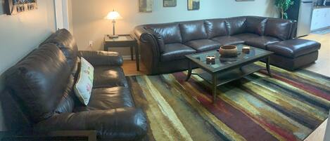 Una Smart TV, libros, una videoteca, una pantalla de ordenador