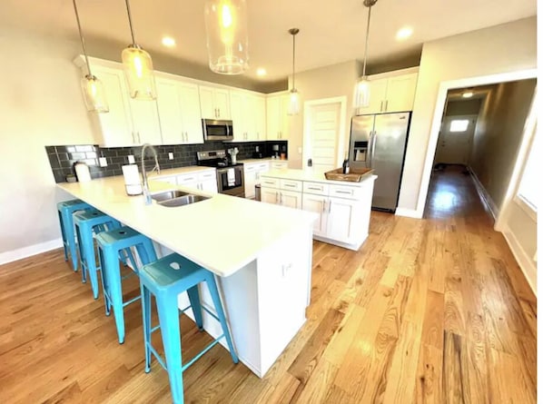 Réfrigérateur, four à micro-ondes, un four, surface de cuisson